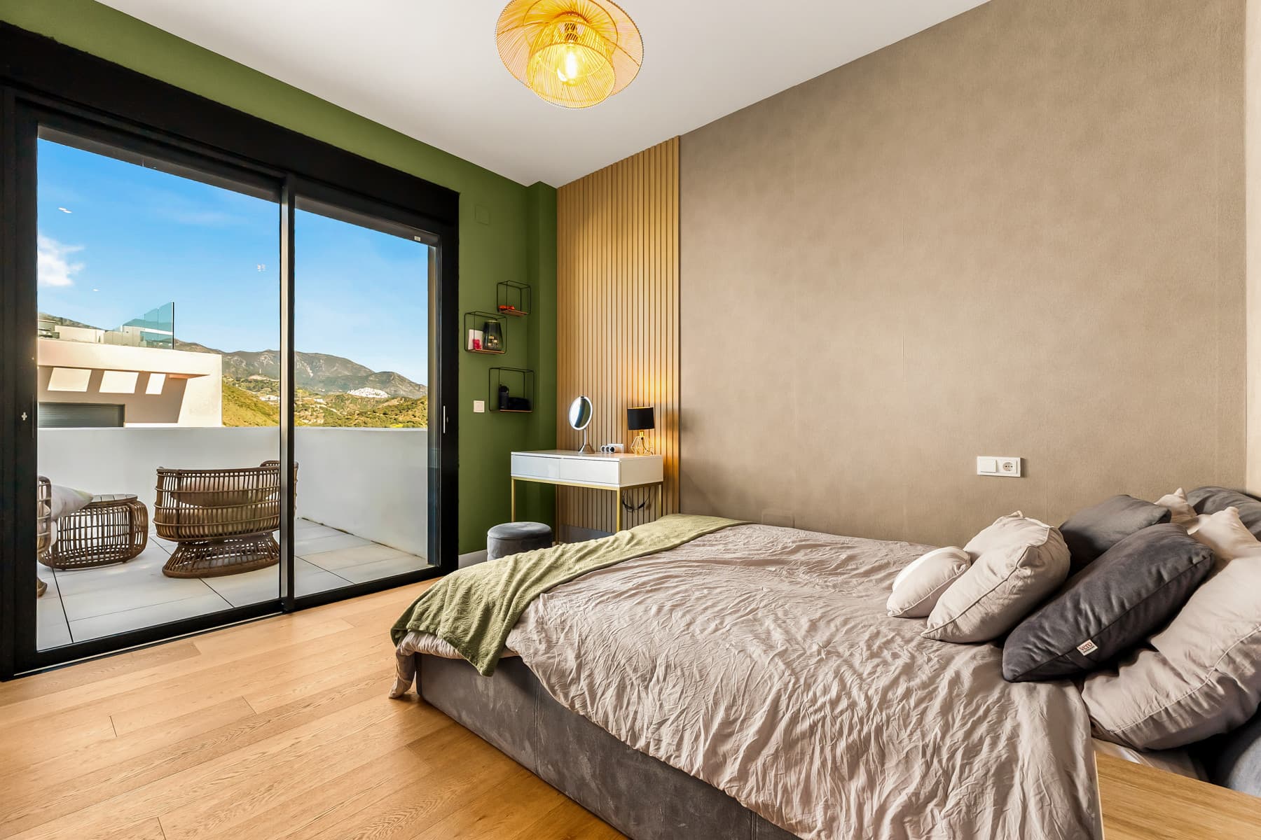 Located in the residential area of Rio Real in the eastern part of Marbella, this modern townhouse-style villa presents