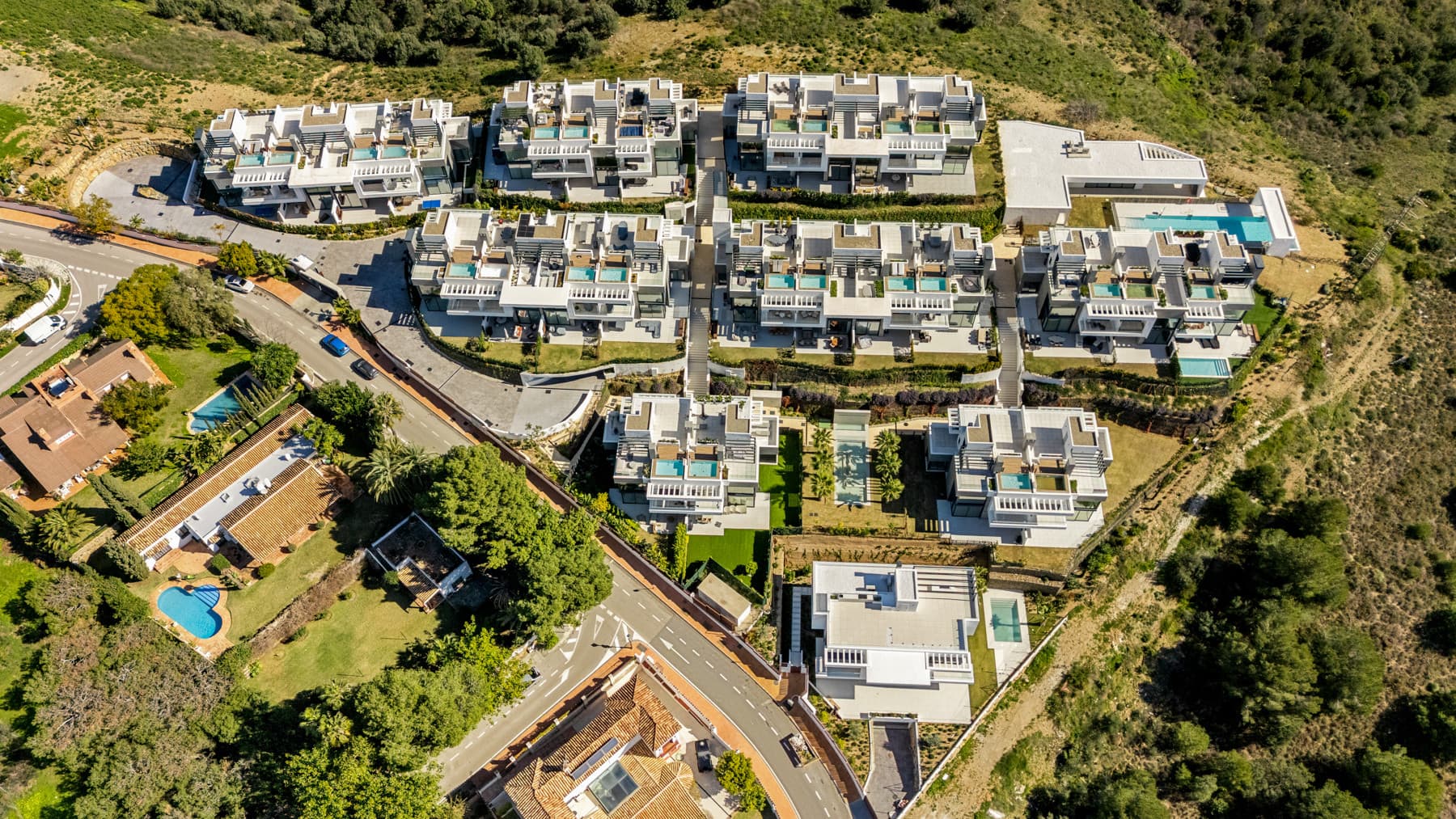 Located in the residential area of Rio Real in the eastern part of Marbella, this modern townhouse-style villa presents