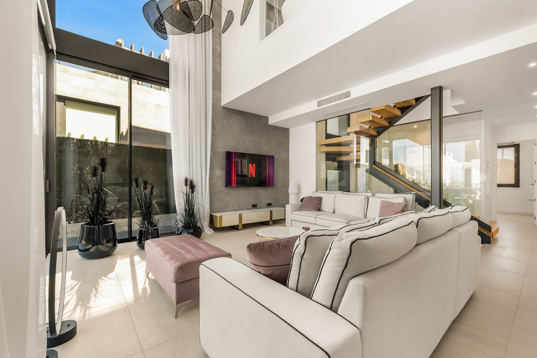 Located in the residential area of Rio Real in the eastern part of Marbella, this modern townhouse-style villa presents