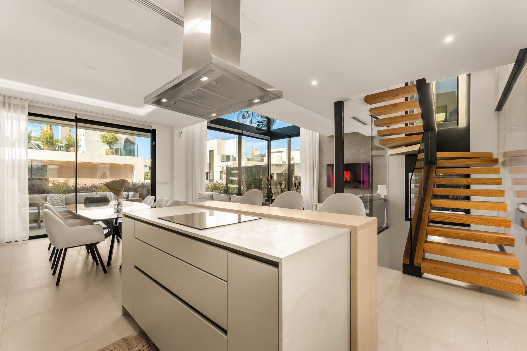 Located in the residential area of Rio Real in the eastern part of Marbella, this modern townhouse-style villa presents