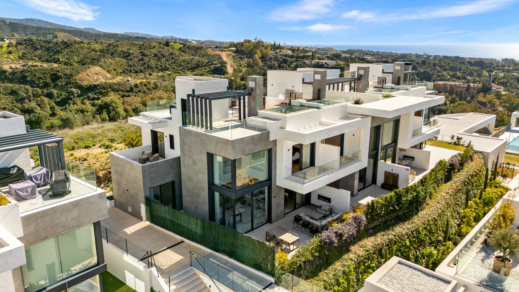Located in the residential area of Rio Real in the eastern part of Marbella, this modern townhouse-style villa presents