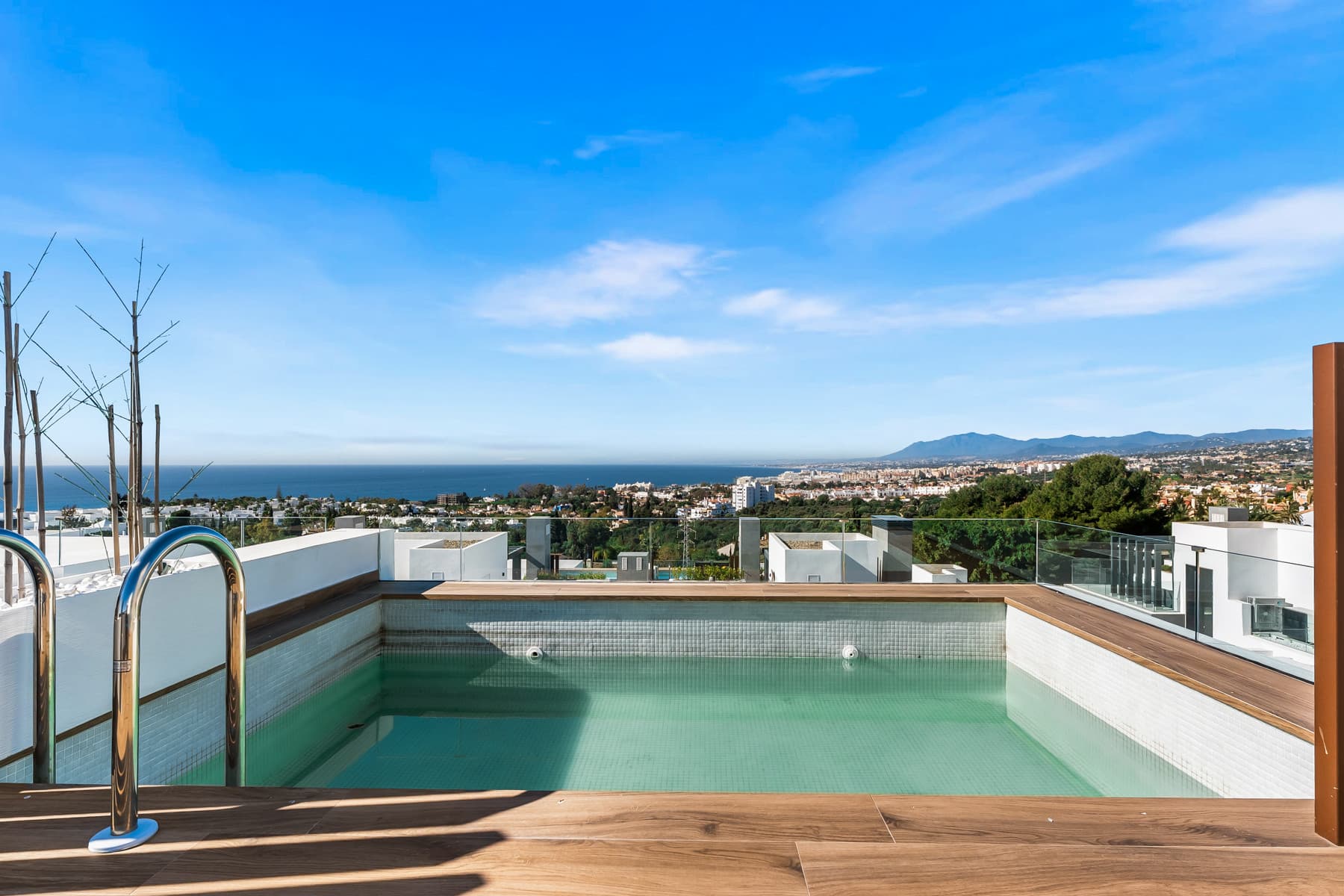 Located in the residential area of Rio Real in the eastern part of Marbella, this modern townhouse-style villa presents