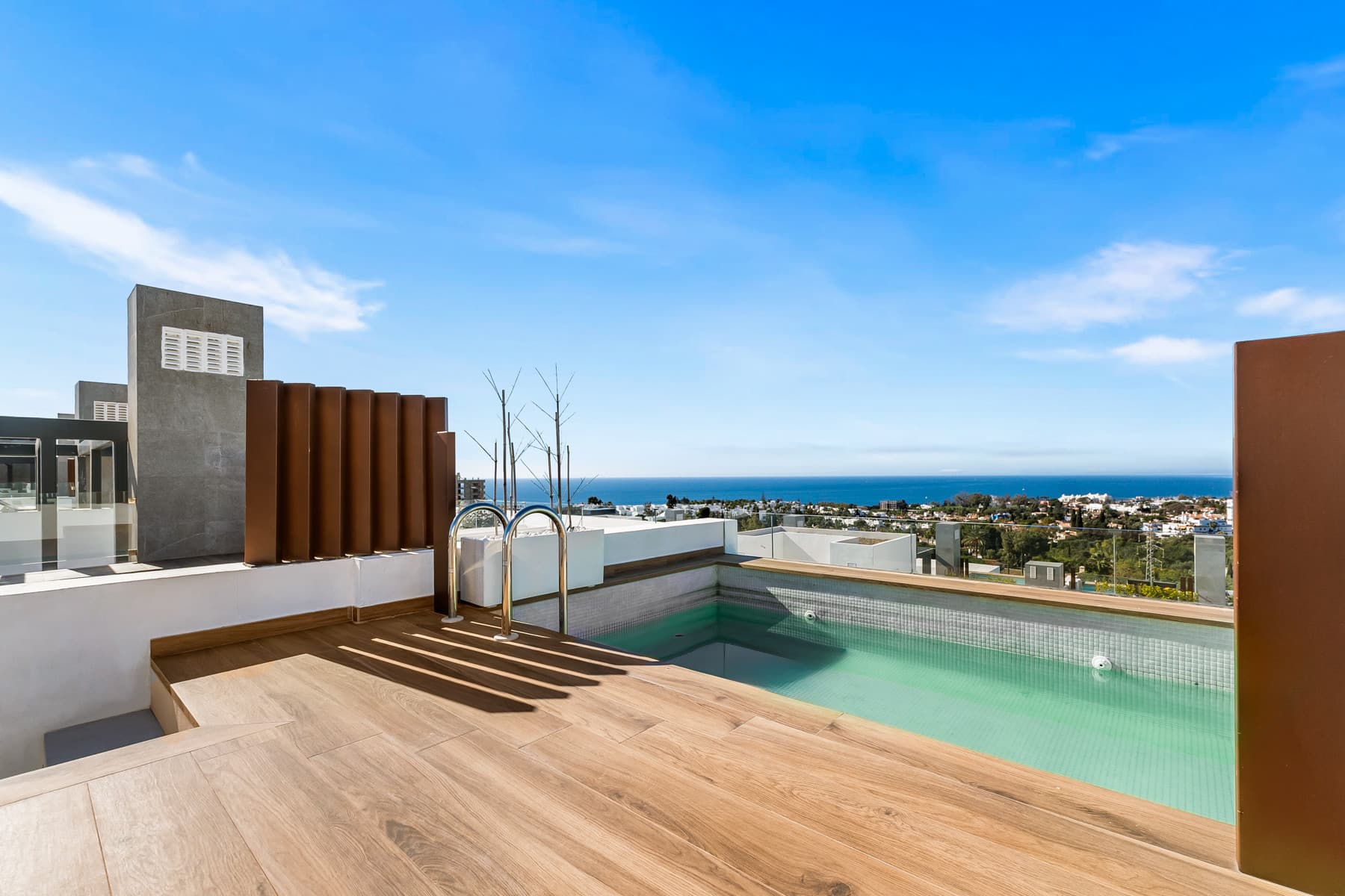 Located in the residential area of Rio Real in the eastern part of Marbella, this modern townhouse-style villa presents