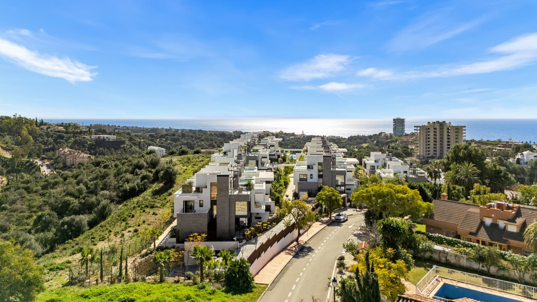 Located in the residential area of Rio Real in the eastern part of Marbella, this modern townhouse-style villa presents