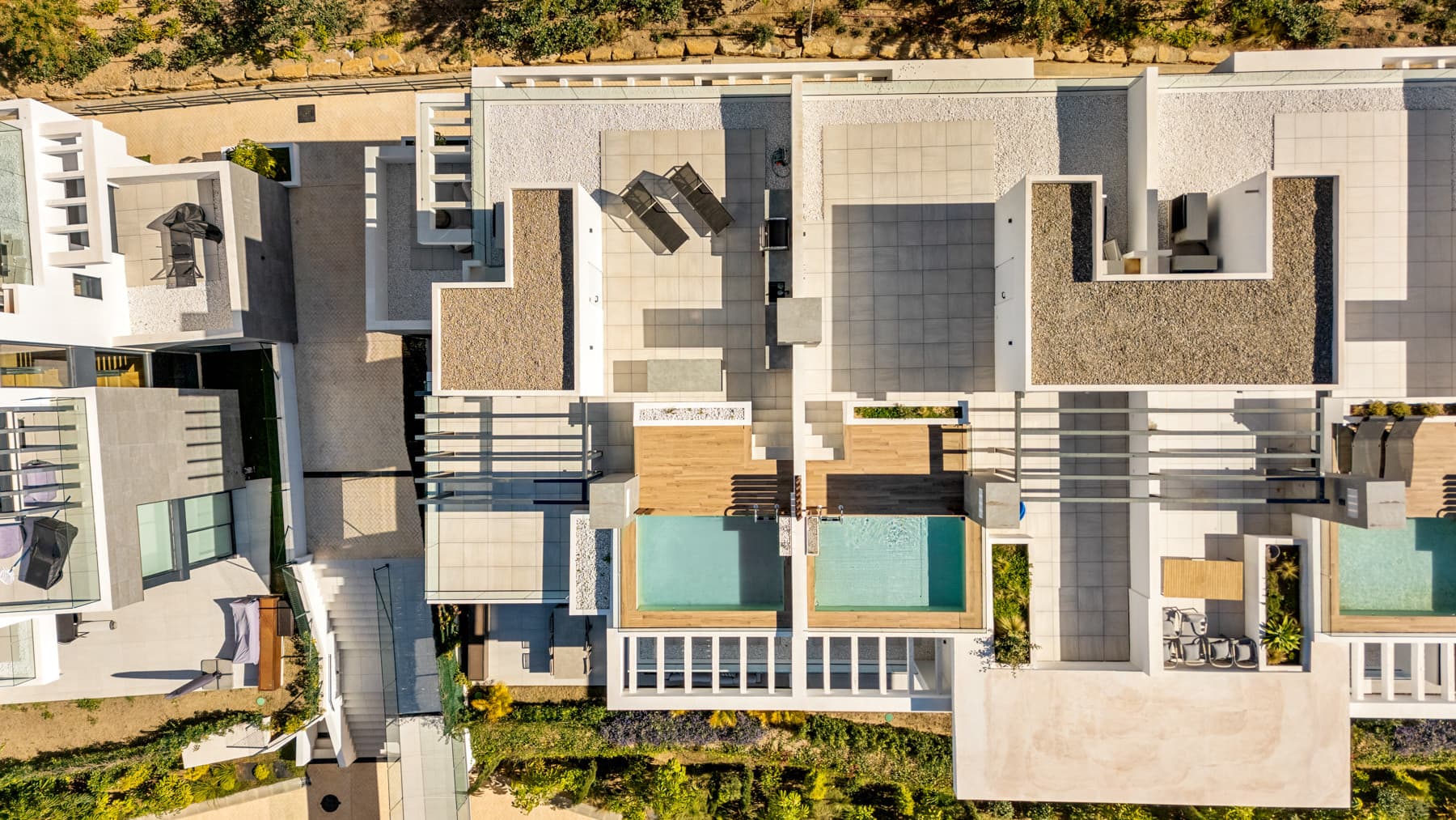 Located in the residential area of Rio Real in the eastern part of Marbella, this modern townhouse-style villa presents