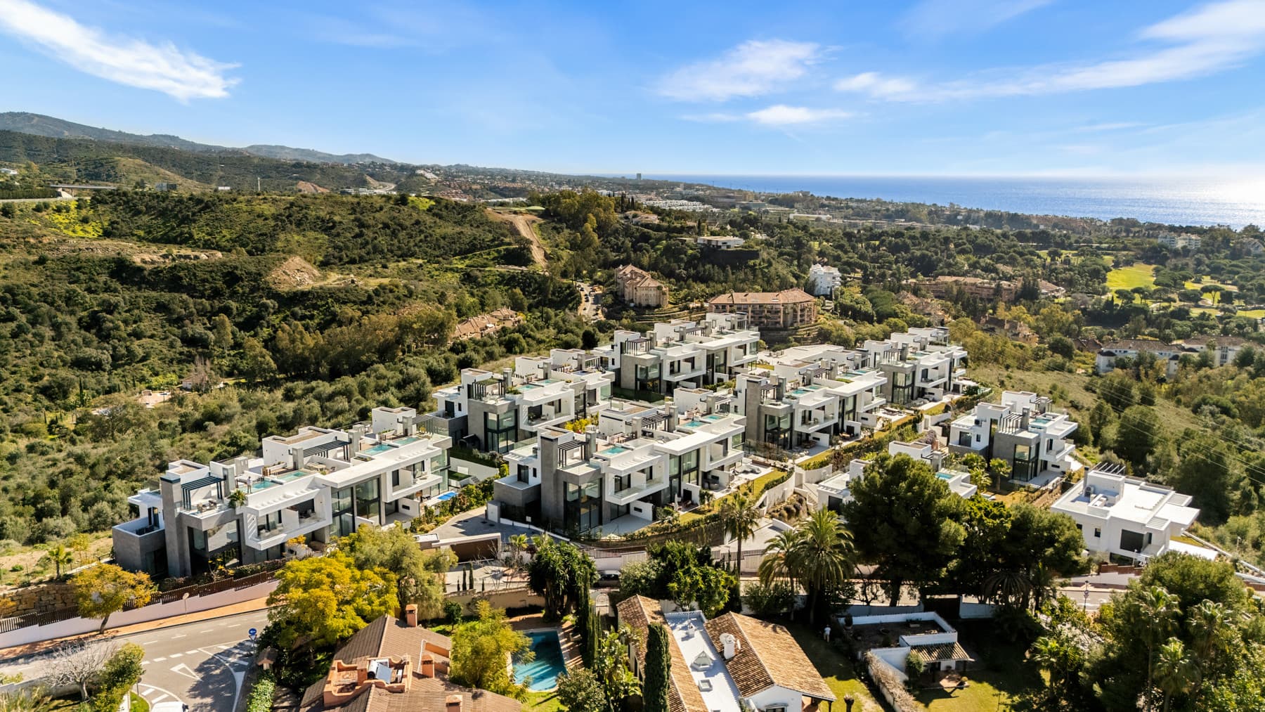 Located in the residential area of Rio Real in the eastern part of Marbella, this modern townhouse-style villa presents