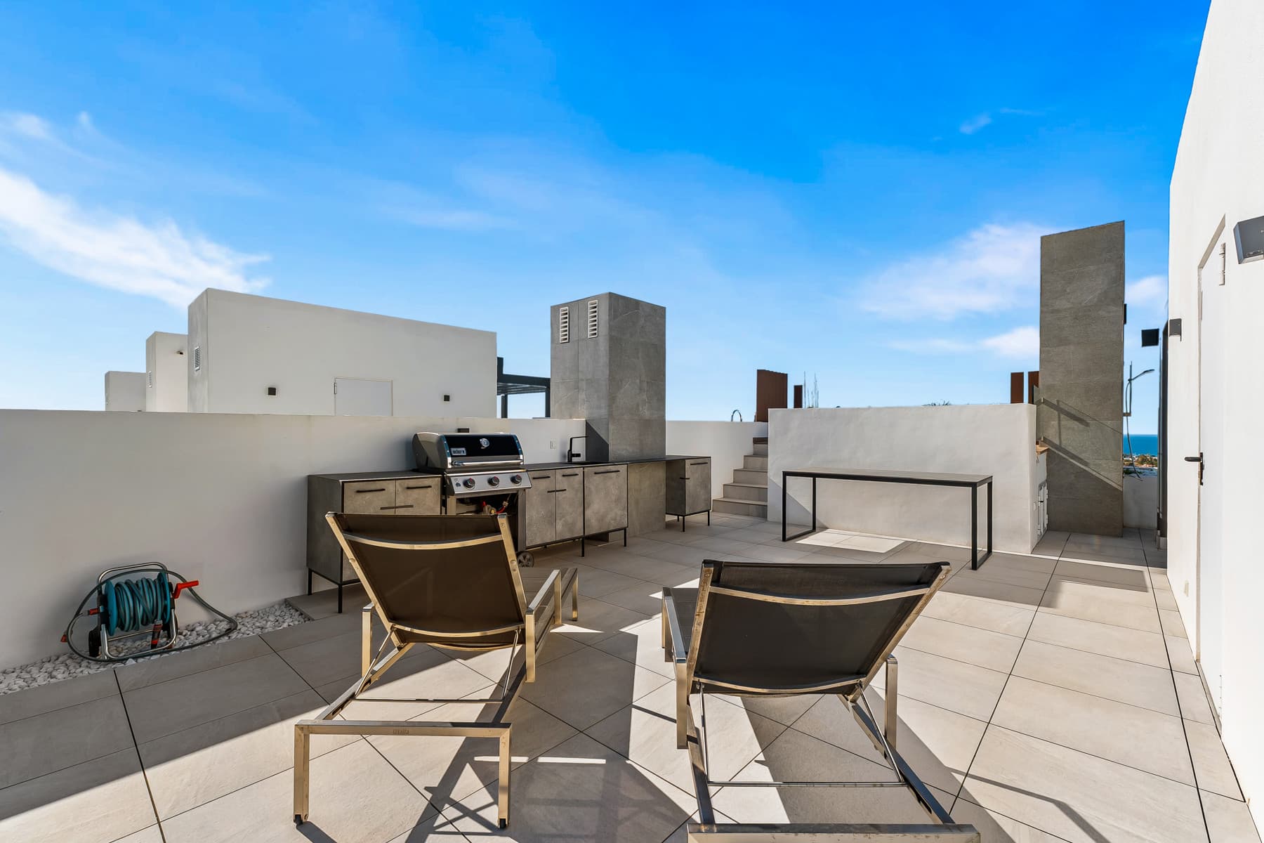 Located in the residential area of Rio Real in the eastern part of Marbella, this modern townhouse-style villa presents