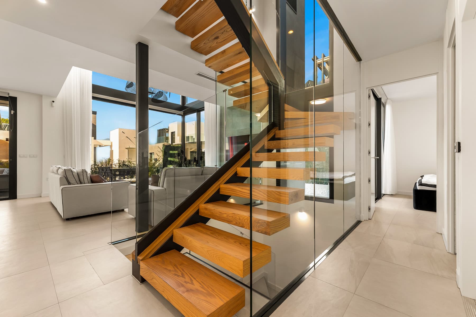 Located in the residential area of Rio Real in the eastern part of Marbella, this modern townhouse-style villa presents