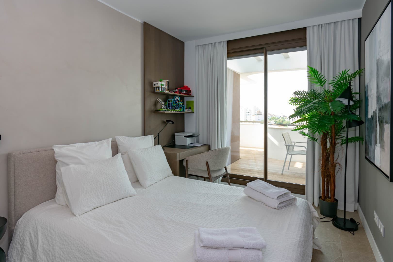Contemporary Luxury Penthouse with Panoramic Sea Views and Private Rooftop Jacuzzi in Las Mesas, Estepona