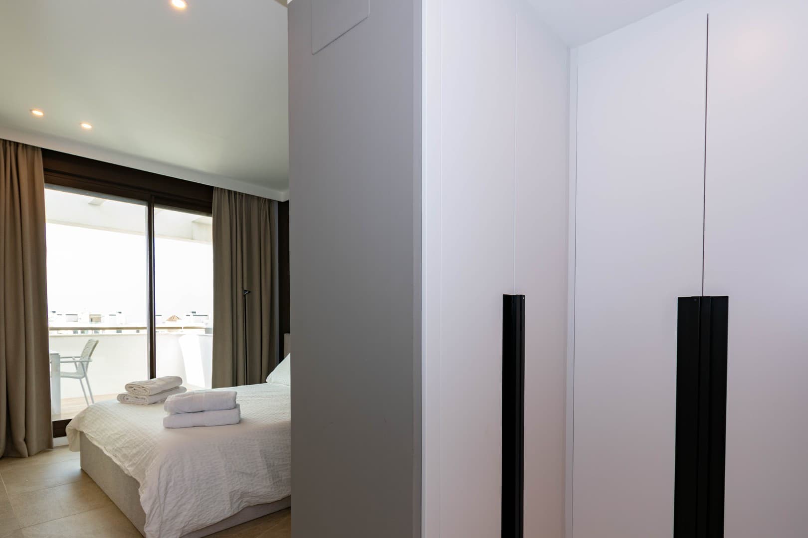 Contemporary Luxury Penthouse with Panoramic Sea Views and Private Rooftop Jacuzzi in Las Mesas, Estepona