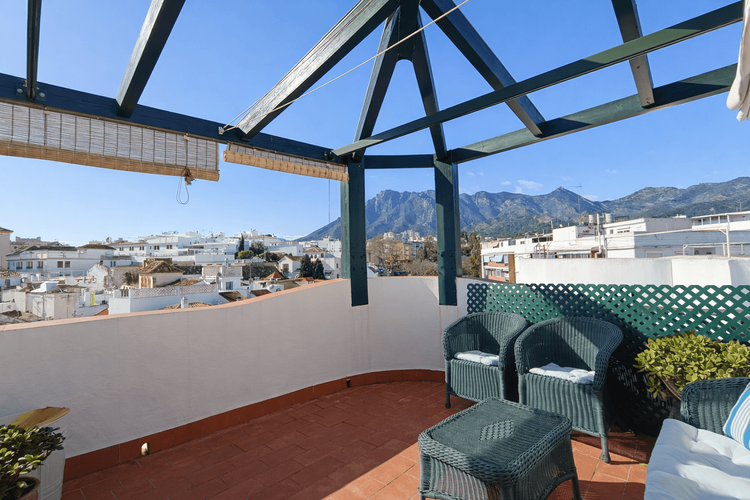 Ático con Dos Amplias Terrazas y Vistas Panorámicas a Pasos de la Playa en el Corazón de Marbella