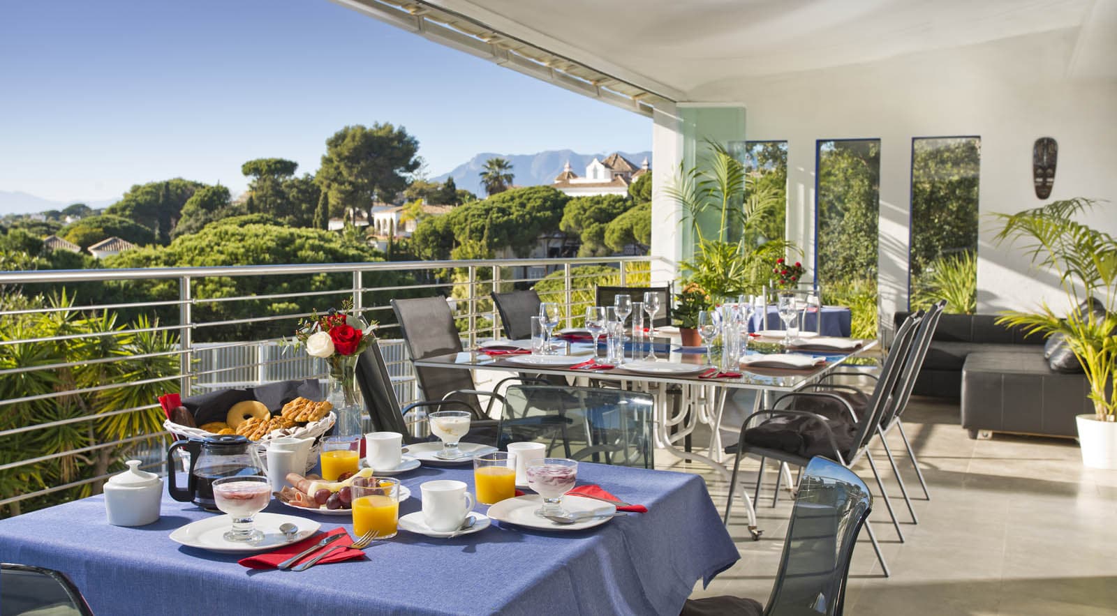 Nestled in lush green surroundings and just a short walk from Elviria's amenities, this unique villa is an ideal opportunity for both living and business.