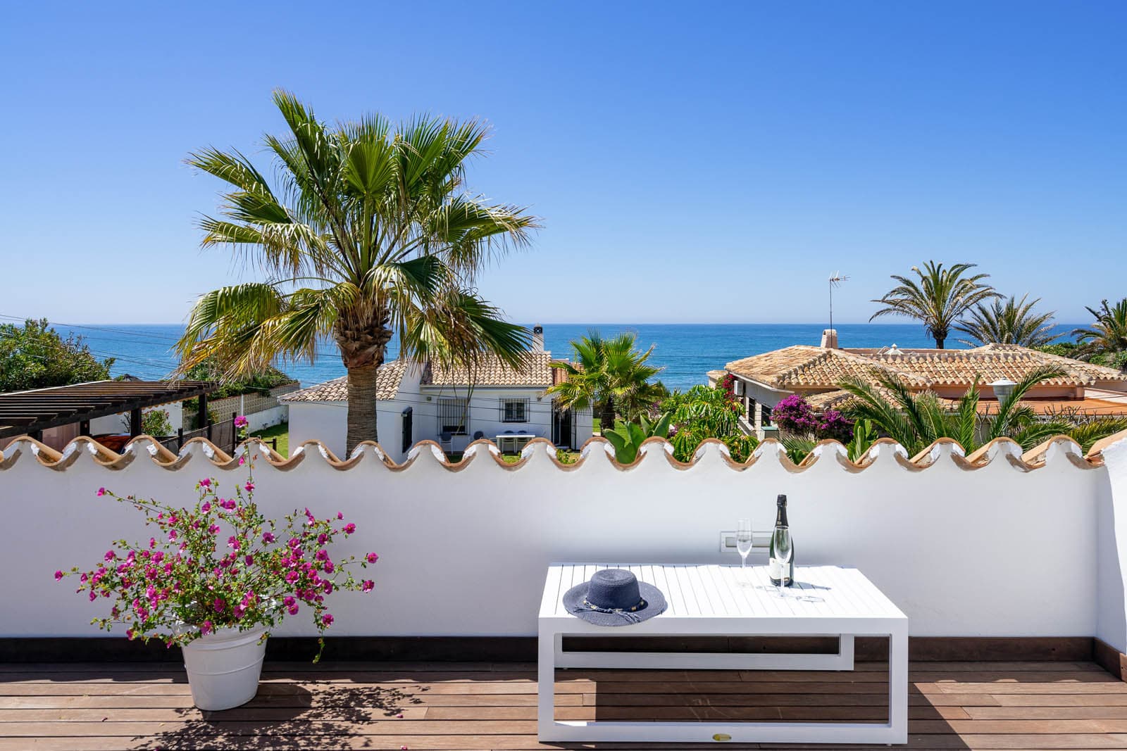 Olvídese de una simple inversión, ¡aproveche un estilo de vida! Esto no es solo una villa, es su llave exclusiva para acceder directamente a la playa y al glamour bañado por el sol de Marbesa, una de las joyas costeras más codiciadas...