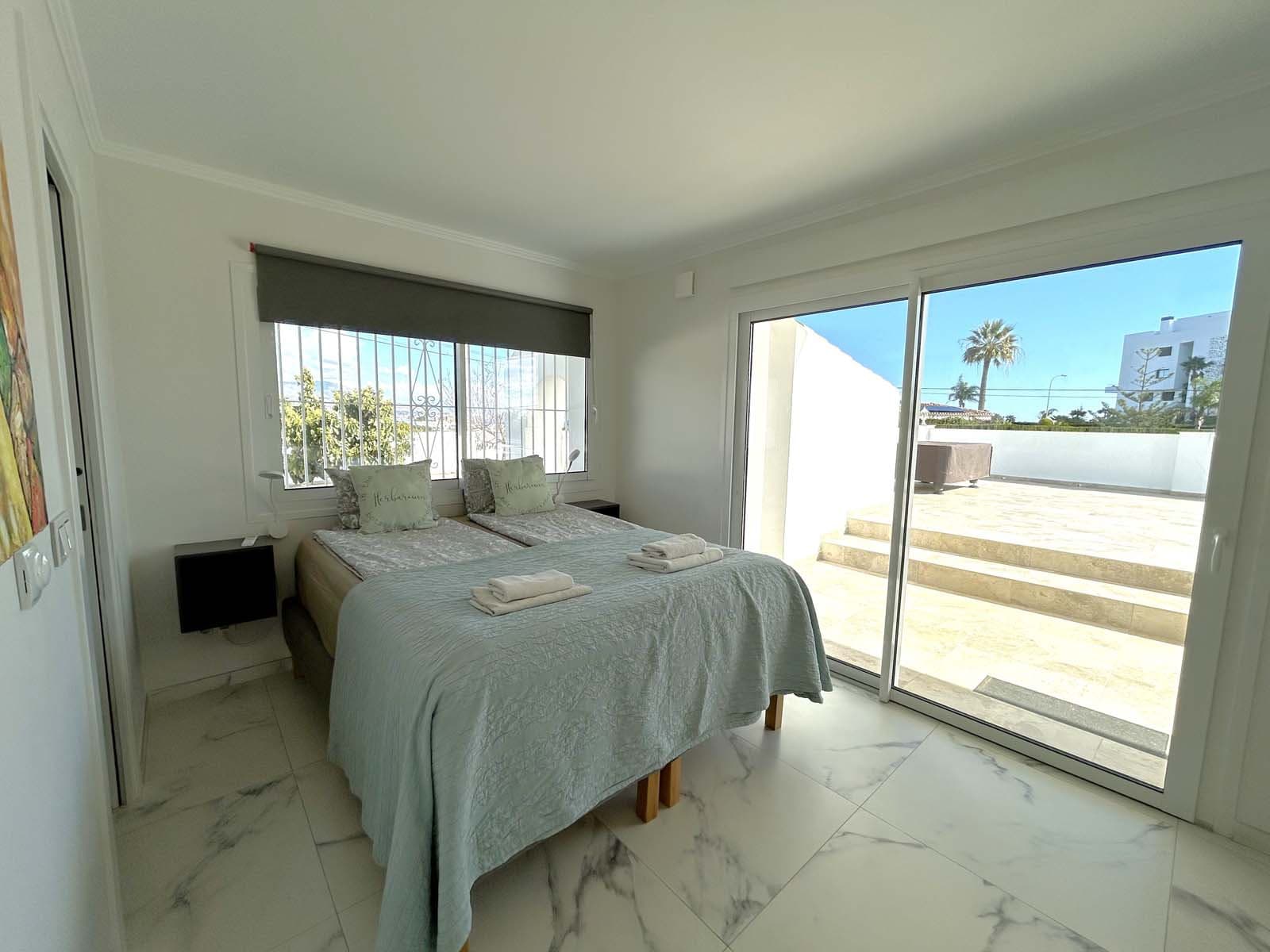 Located in the beautiful area of El Faro, Mijas, this stunning villa offers the perfect blend of luxury and convenience. Just minutes from shops, restaurants, and the beach, the villa provides a peaceful yet accessible retreat. With...