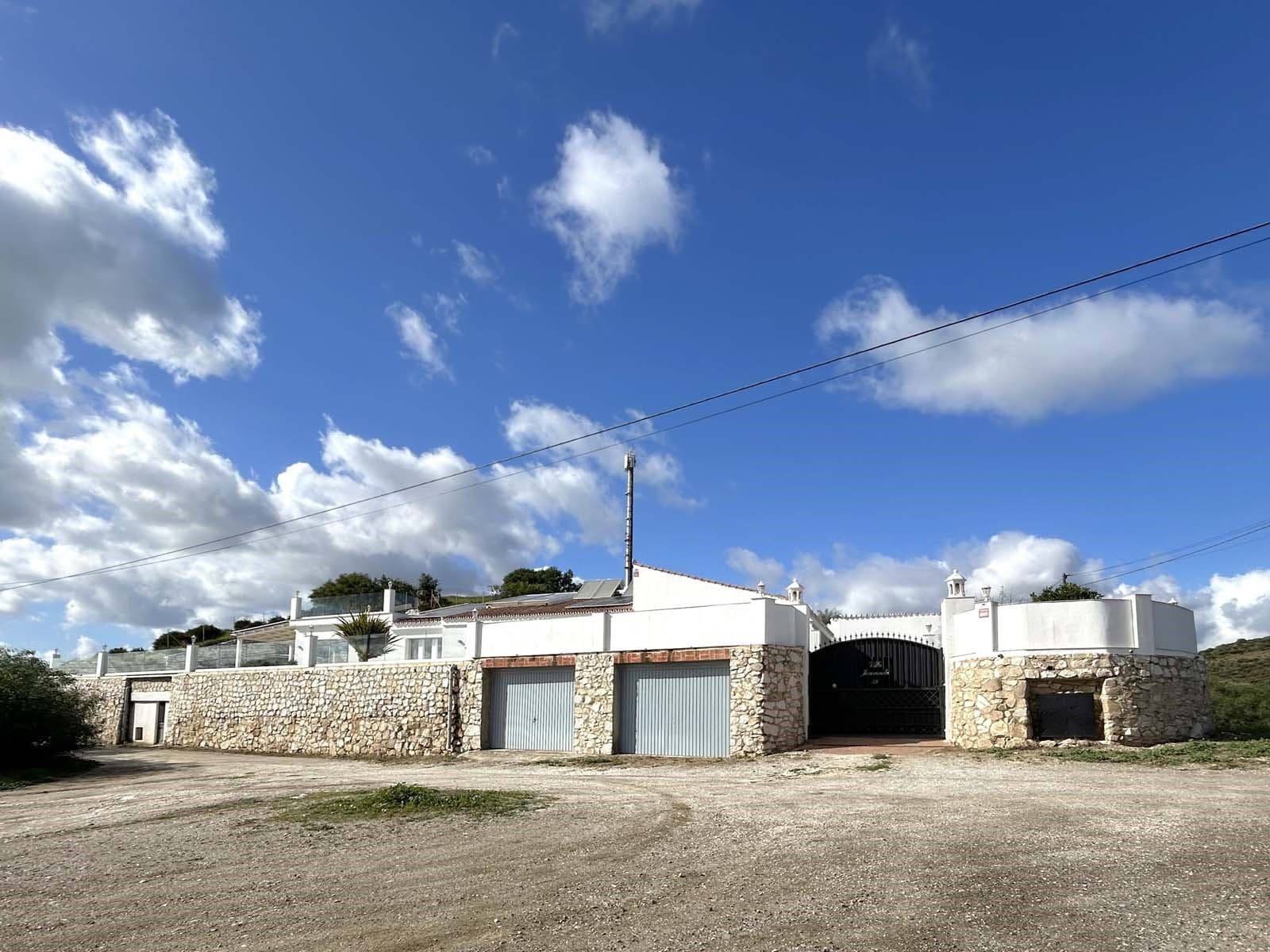 Located in the beautiful area of El Faro, Mijas, this stunning villa offers the perfect blend of luxury and convenience. Just minutes from shops, restaurants, and the beach, the villa provides a peaceful yet accessible retreat. With...