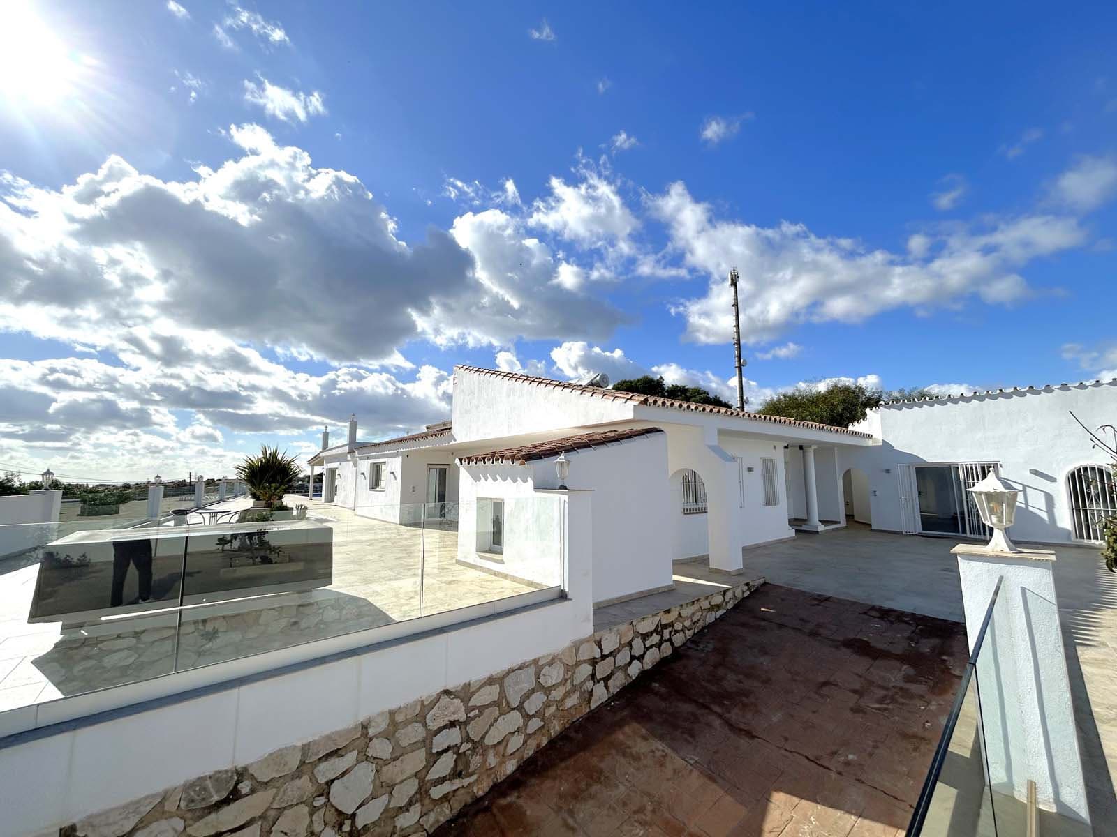 Located in the beautiful area of El Faro, Mijas, this stunning villa offers the perfect blend of luxury and convenience. Just minutes from shops, restaurants, and the beach, the villa provides a peaceful yet accessible retreat. With...