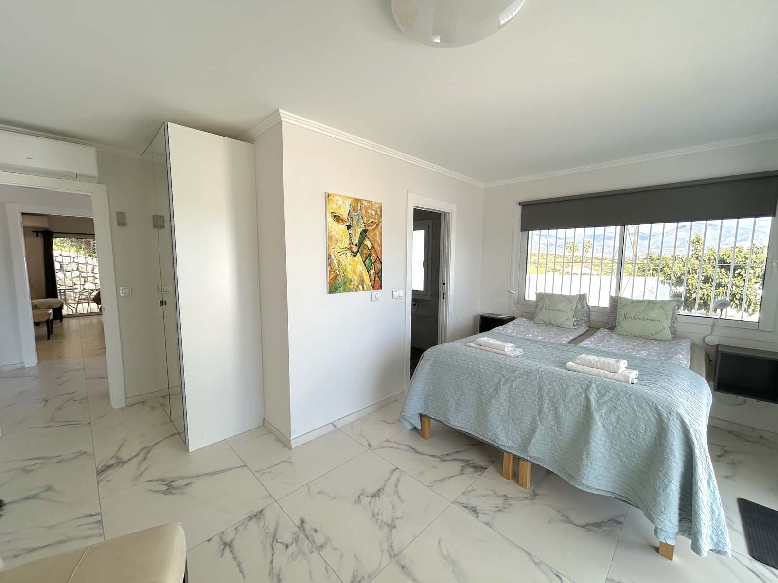 Located in the beautiful area of El Faro, Mijas, this stunning villa offers the perfect blend of luxury and convenience. Just minutes from shops, restaurants, and the beach, the villa provides a peaceful yet accessible retreat. With...