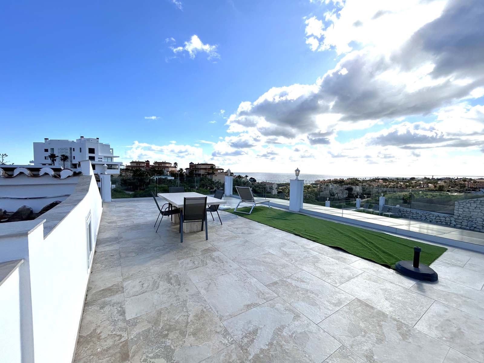 Located in the beautiful area of El Faro, Mijas, this stunning villa offers the perfect blend of luxury and convenience. Just minutes from shops, restaurants, and the beach, the villa provides a peaceful yet accessible retreat. With...
