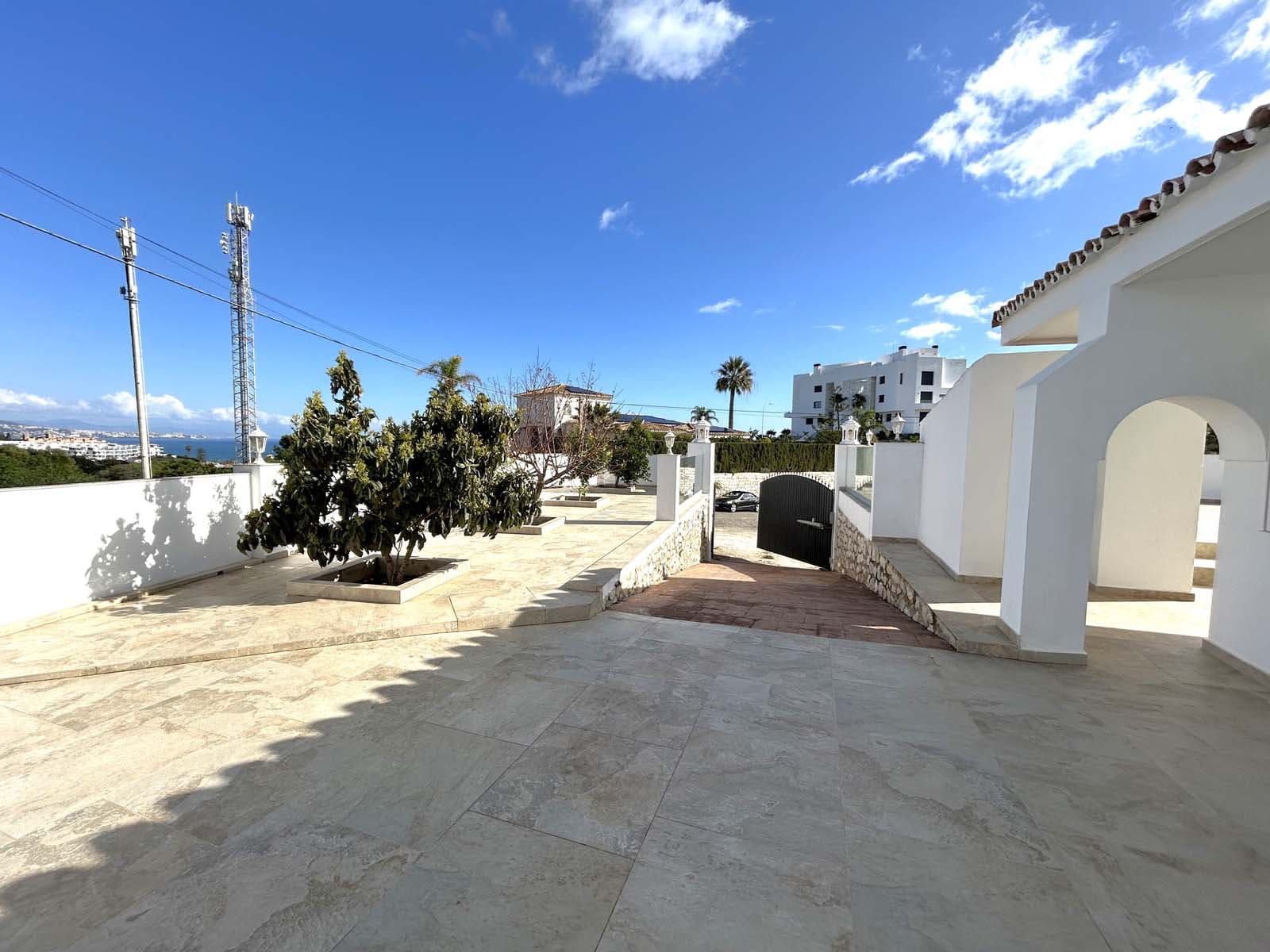 Located in the beautiful area of El Faro, Mijas, this stunning villa offers the perfect blend of luxury and convenience. Just minutes from shops, restaurants, and the beach, the villa provides a peaceful yet accessible retreat. With...