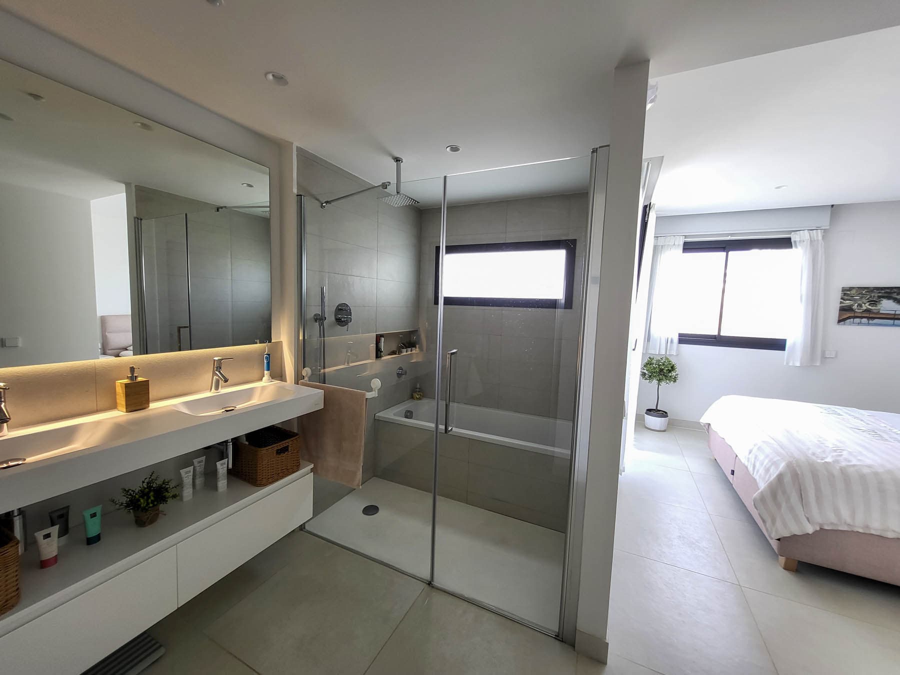 Experience the “wow” factor upon entry! This 3-bedroom, south-facing corner apartment offers an luxury open-plan living space that flows onto a very large terrace with stunning sea and mountain views. High-end kitchen appliances make...
