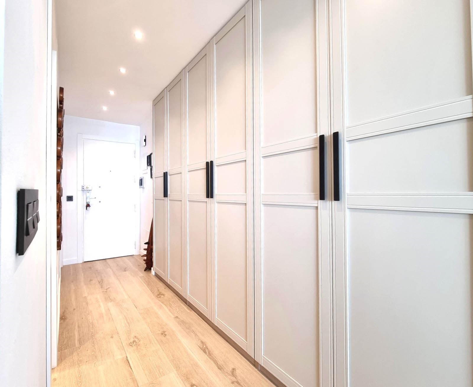 Step into coastal luxury with this exceptional 1-bedroom, 70 m² beachfront apartment, located in the prestigious Miraflores community on the Costa del Sol. Immaculately refurbished to the highest standards, this rare gem offers...