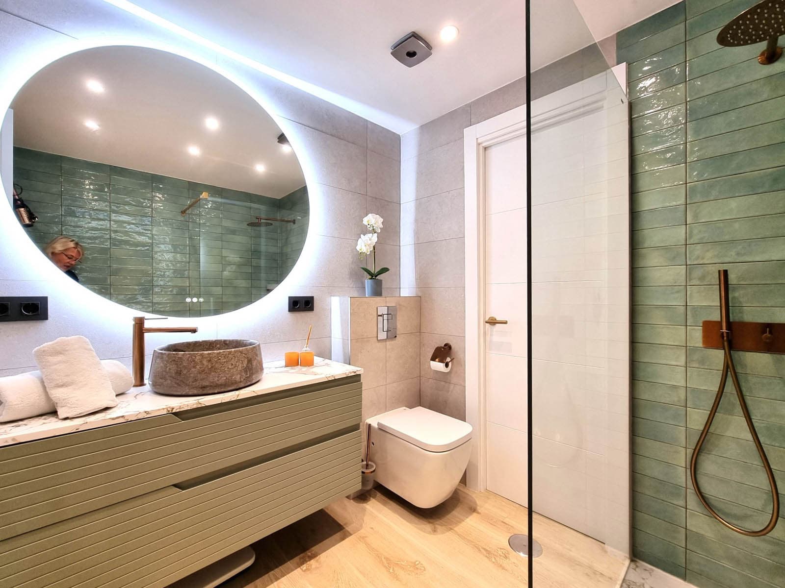 Step into coastal luxury with this exceptional 1-bedroom, 70 m² beachfront apartment, located in the prestigious Miraflores community on the Costa del Sol. Immaculately refurbished to the highest standards, this rare gem offers...