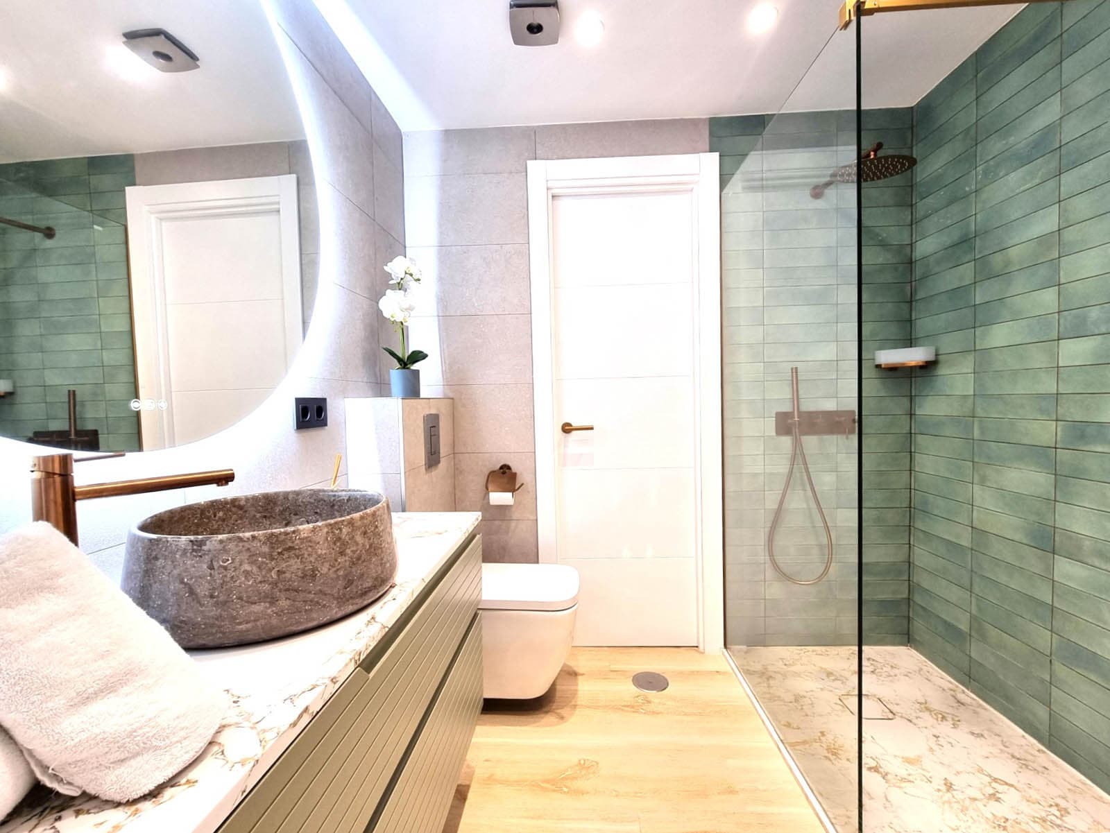 Step into coastal luxury with this exceptional 1-bedroom, 70 m² beachfront apartment, located in the prestigious Miraflores community on the Costa del Sol. Immaculately refurbished to the highest standards, this rare gem offers...