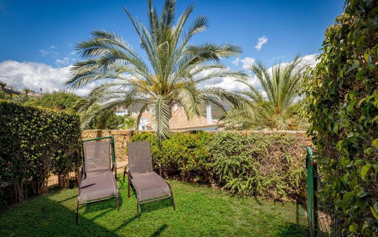 Bright, spacious and easy to live in, it offers a natural flow between the living room with fireplace and a modern, fully fitted kitchen