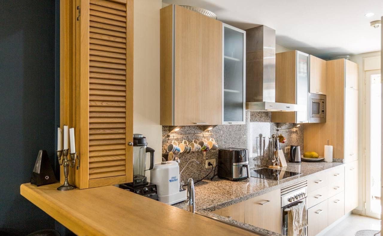 Bright, spacious and easy to live in, it offers a natural flow between the living room with fireplace and a modern, fully fitted kitchen