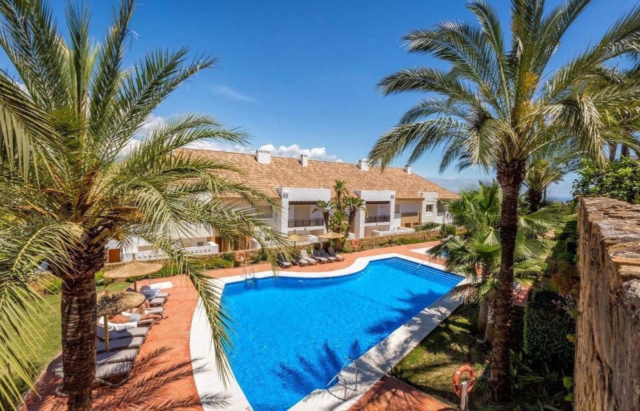 Bright, spacious and easy to live in, it offers a natural flow between the living room with fireplace and a modern, fully fitted kitchen