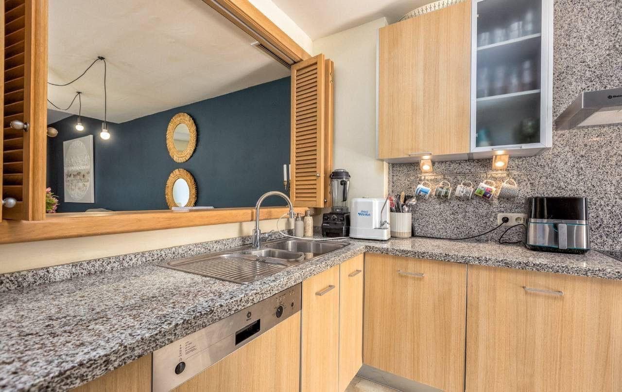 Bright, spacious and easy to live in, it offers a natural flow between the living room with fireplace and a modern, fully fitted kitchen