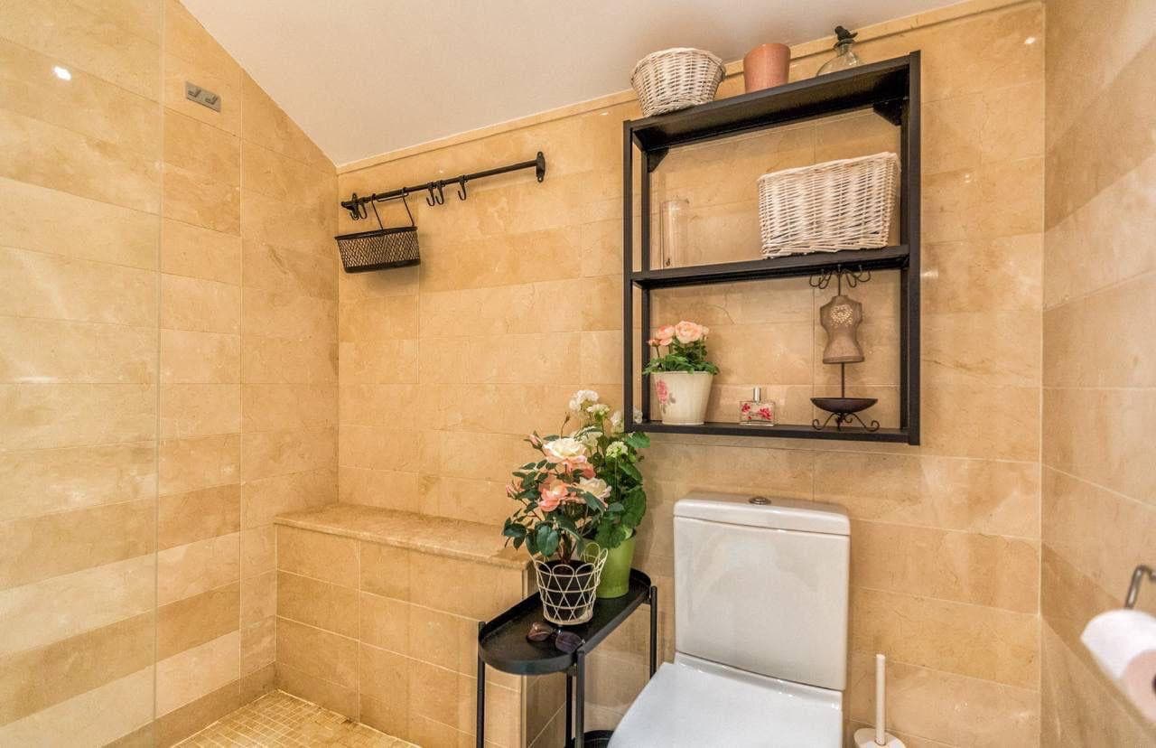 Bright, spacious and easy to live in, it offers a natural flow between the living room with fireplace and a modern, fully fitted kitchen