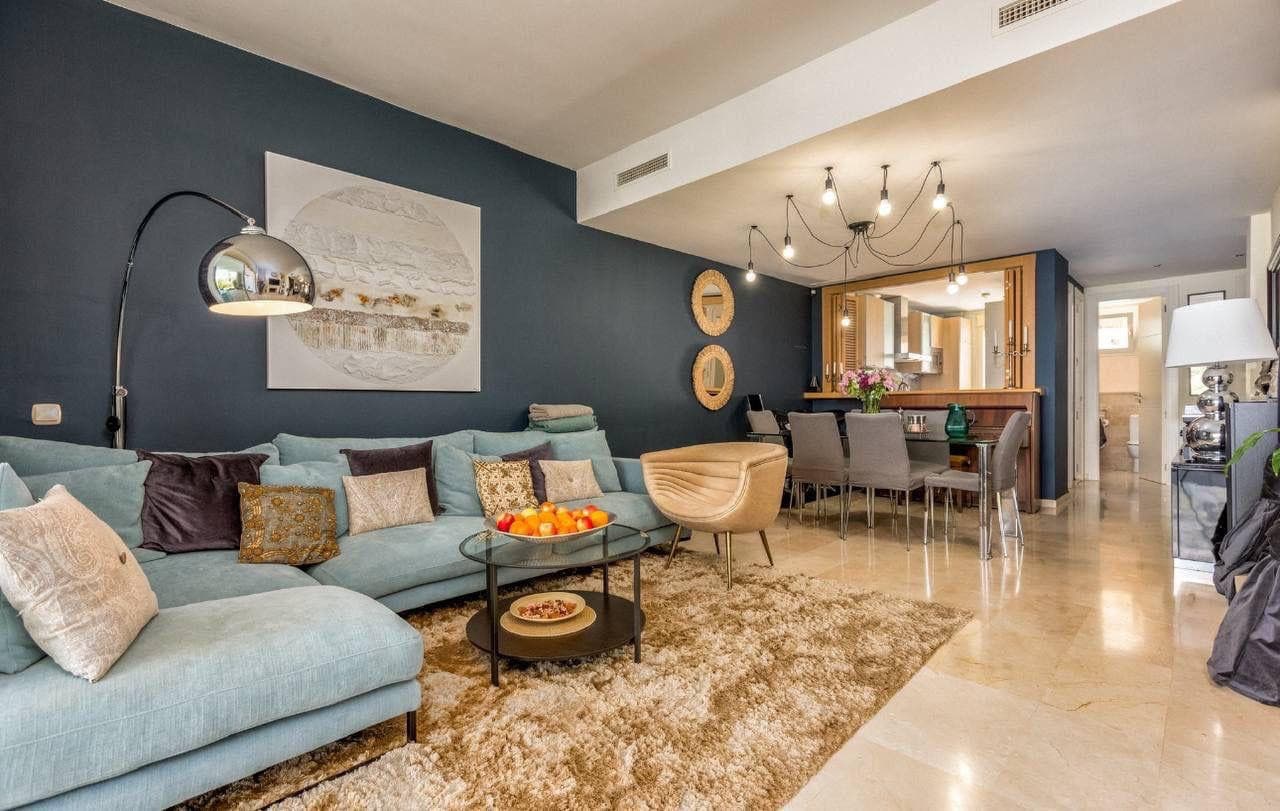 Bright, spacious and easy to live in, it offers a natural flow between the living room with fireplace and a modern, fully fitted kitchen