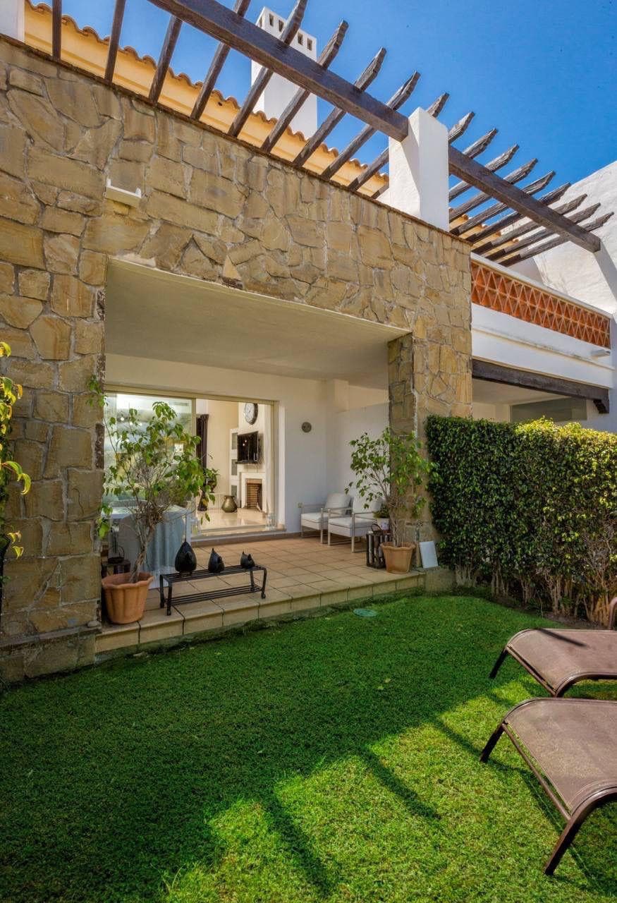 Bright, spacious and easy to live in, it offers a natural flow between the living room with fireplace and a modern, fully fitted kitchen