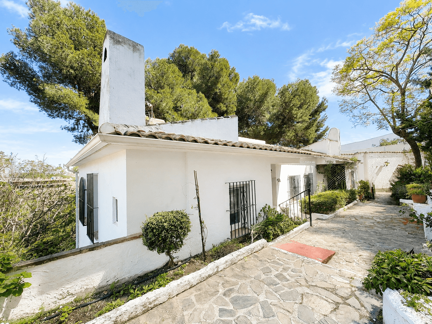 Stijlvol wonen met zeezicht in Benalmádena Gelegen in een charmante Andalusische urbanisatie, combineert deze elegante h