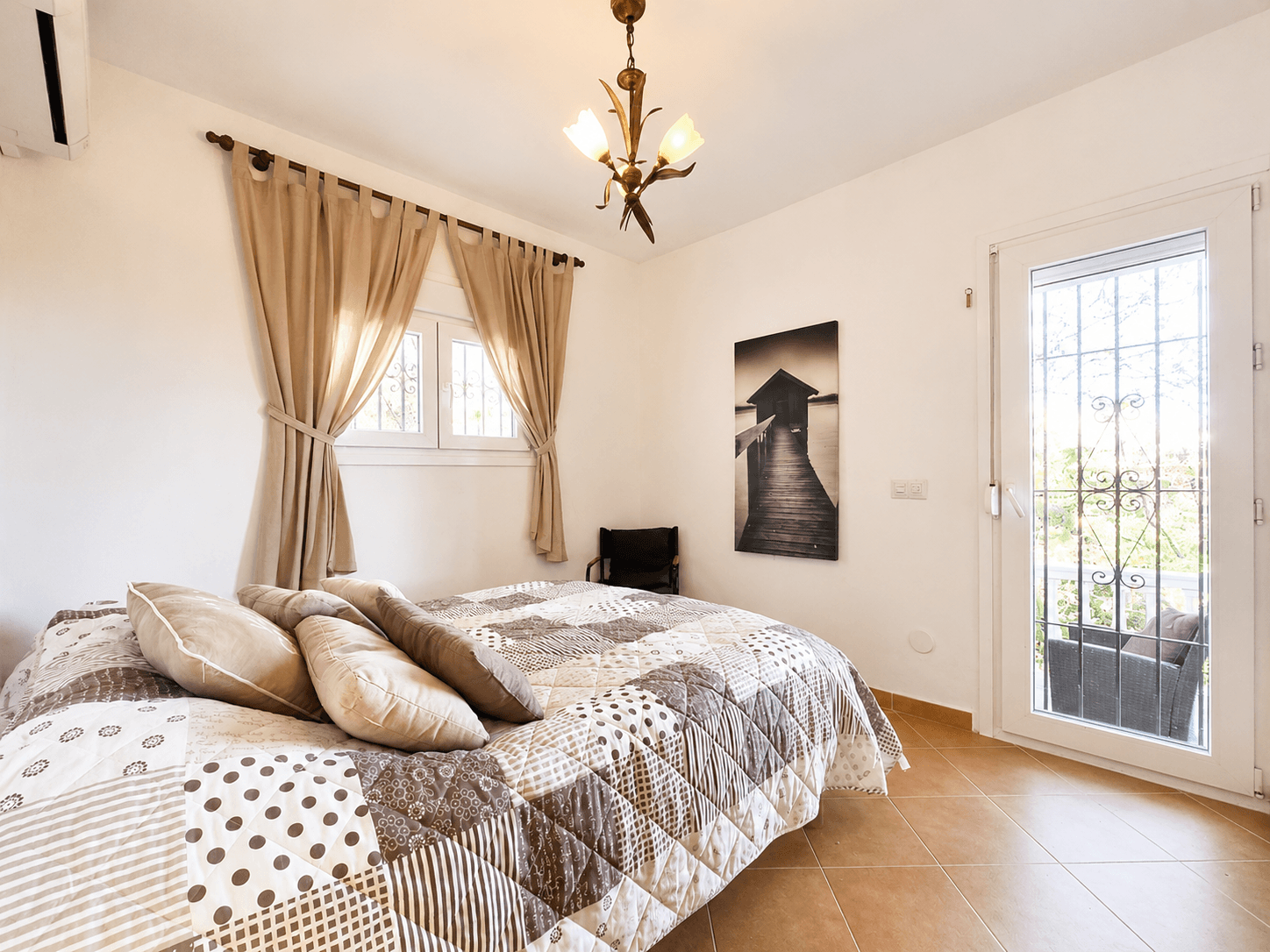 Stijlvol wonen met zeezicht in Benalmádena Gelegen in een charmante Andalusische urbanisatie, combineert deze elegante h