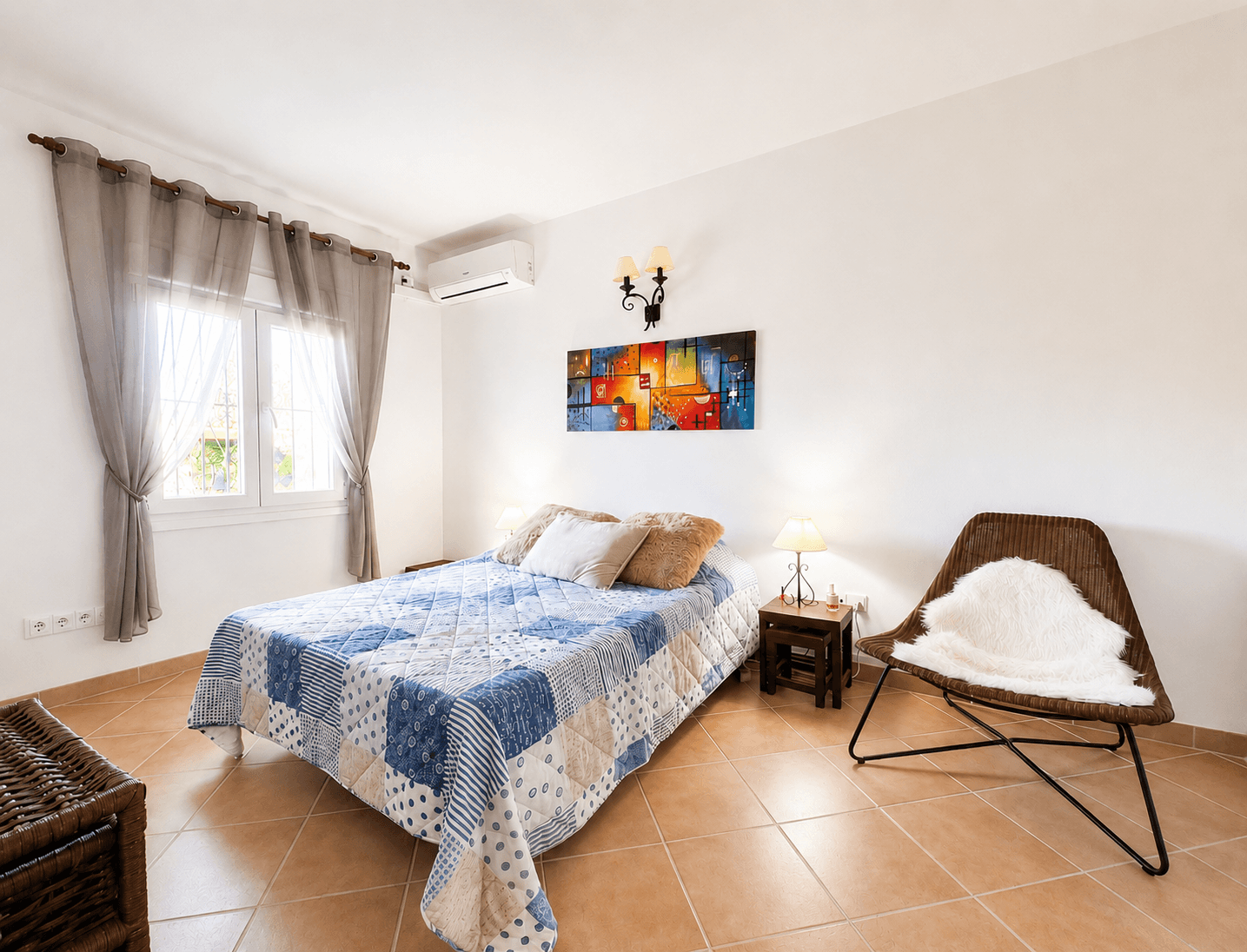 Stijlvol wonen met zeezicht in Benalmádena Gelegen in een charmante Andalusische urbanisatie, combineert deze elegante h