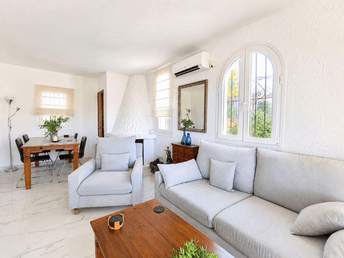 Stijlvol wonen met zeezicht in Benalmádena Gelegen in een charmante Andalusische urbanisatie, combineert deze elegante h