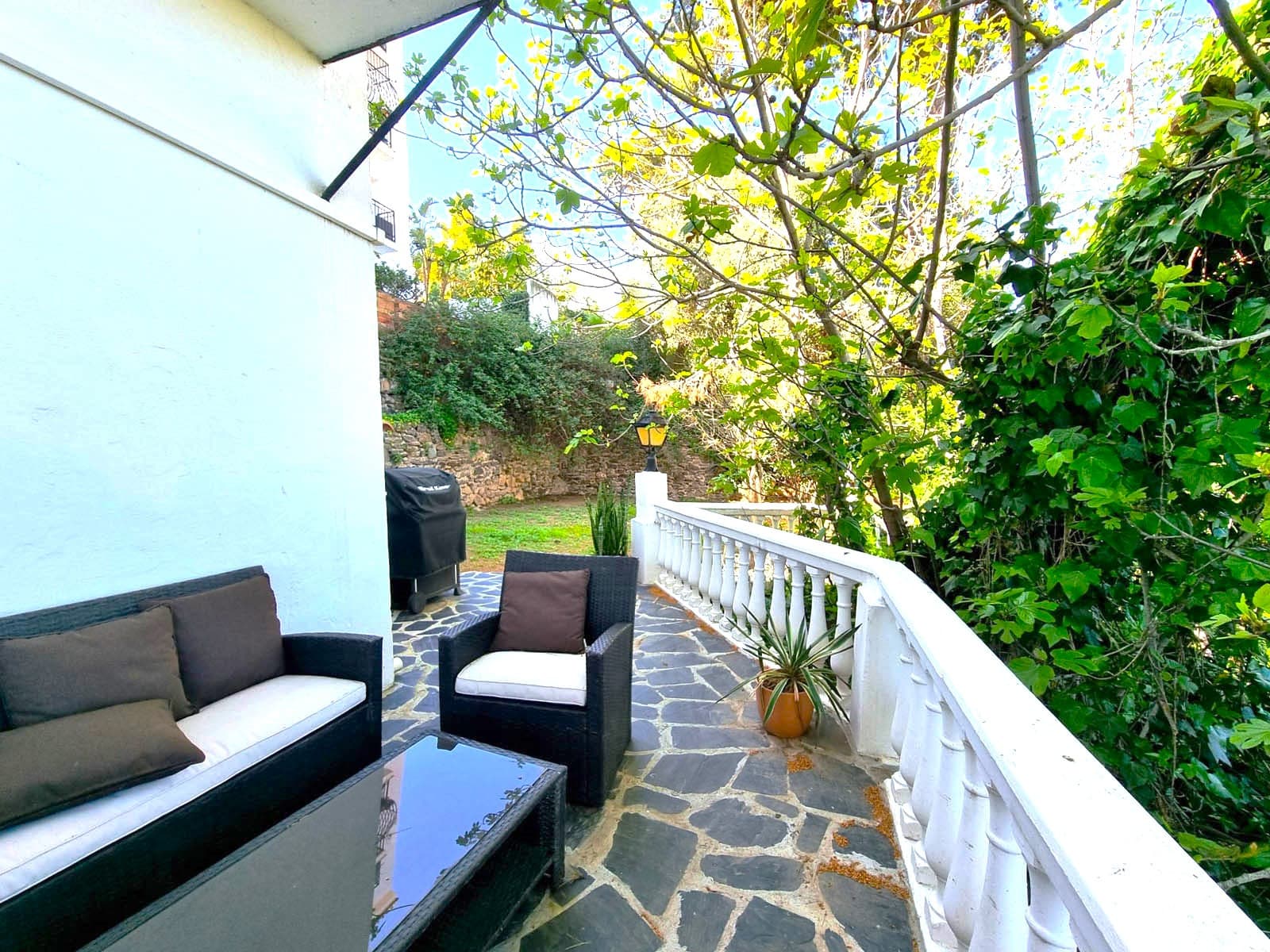 Stijlvol wonen met zeezicht in Benalmádena Gelegen in een charmante Andalusische urbanisatie, combineert deze elegante h