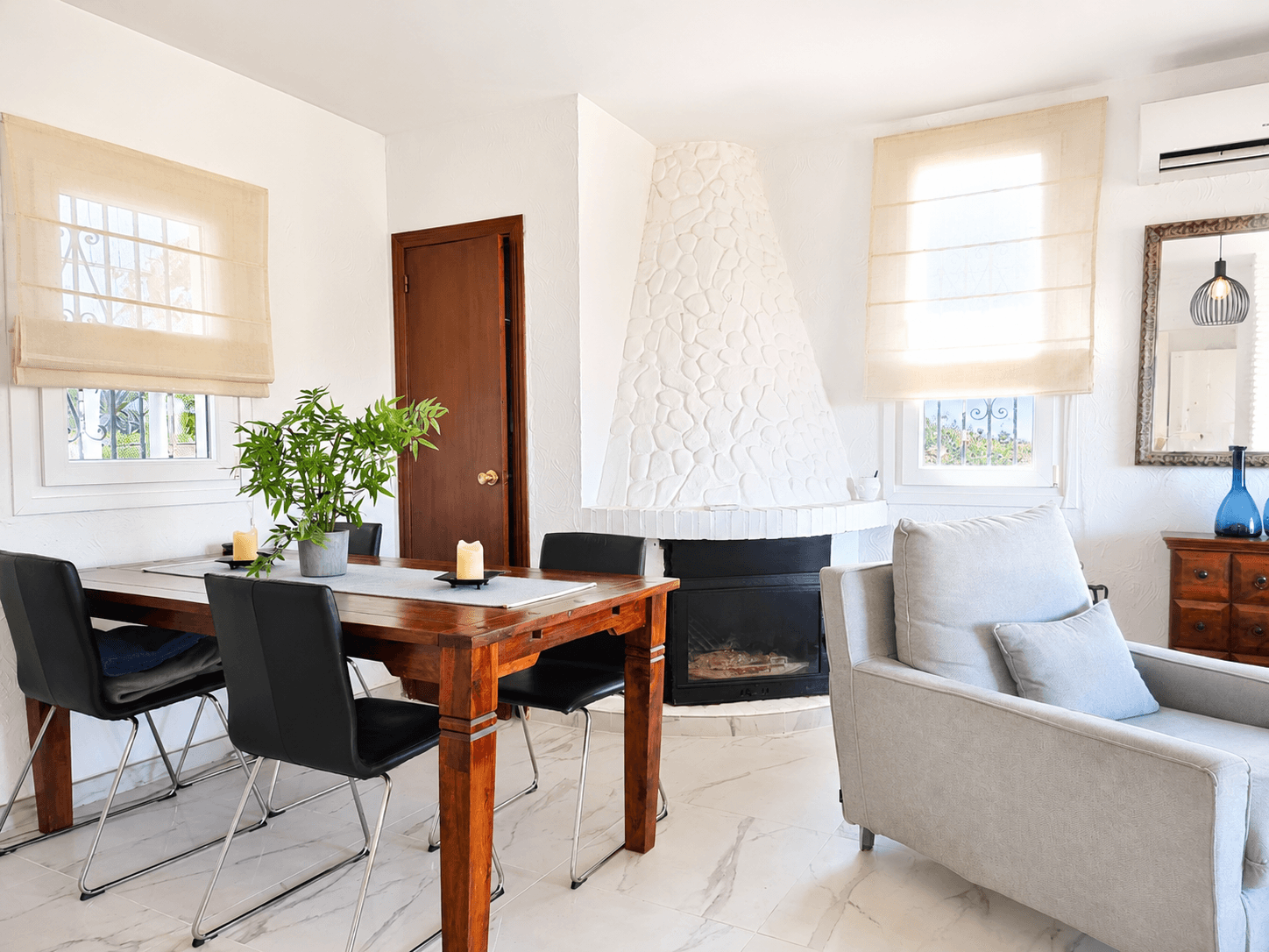Stijlvol wonen met zeezicht in Benalmádena Gelegen in een charmante Andalusische urbanisatie, combineert deze elegante h