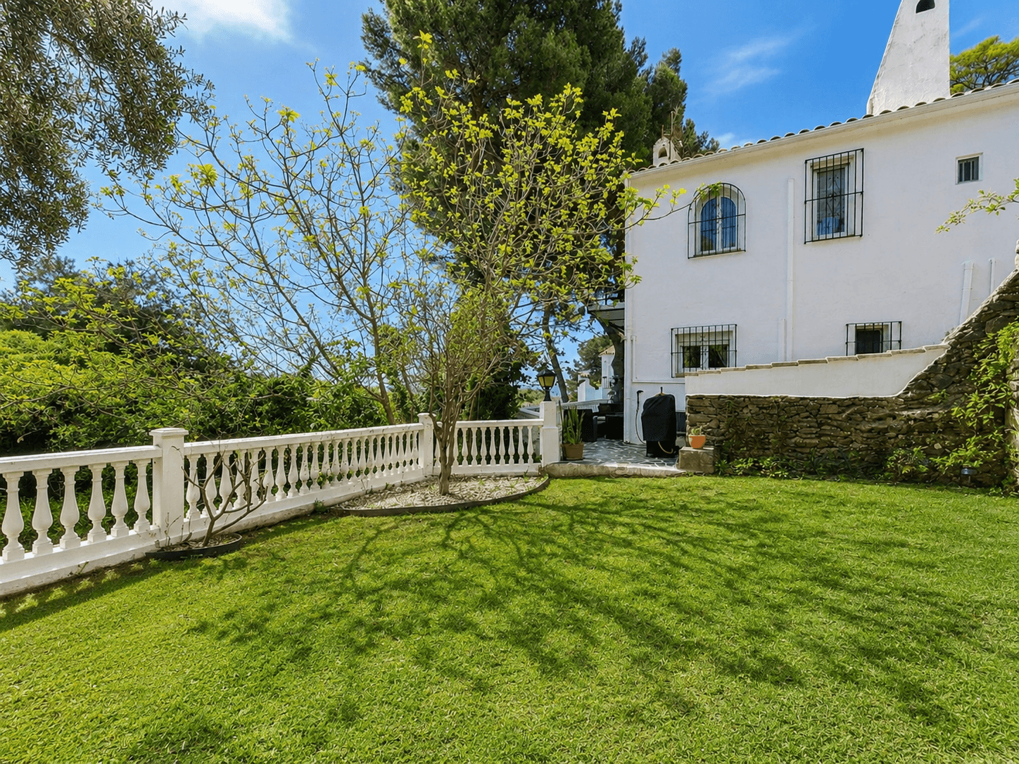 Stijlvol wonen met zeezicht in Benalmádena Gelegen in een charmante Andalusische urbanisatie, combineert deze elegante h