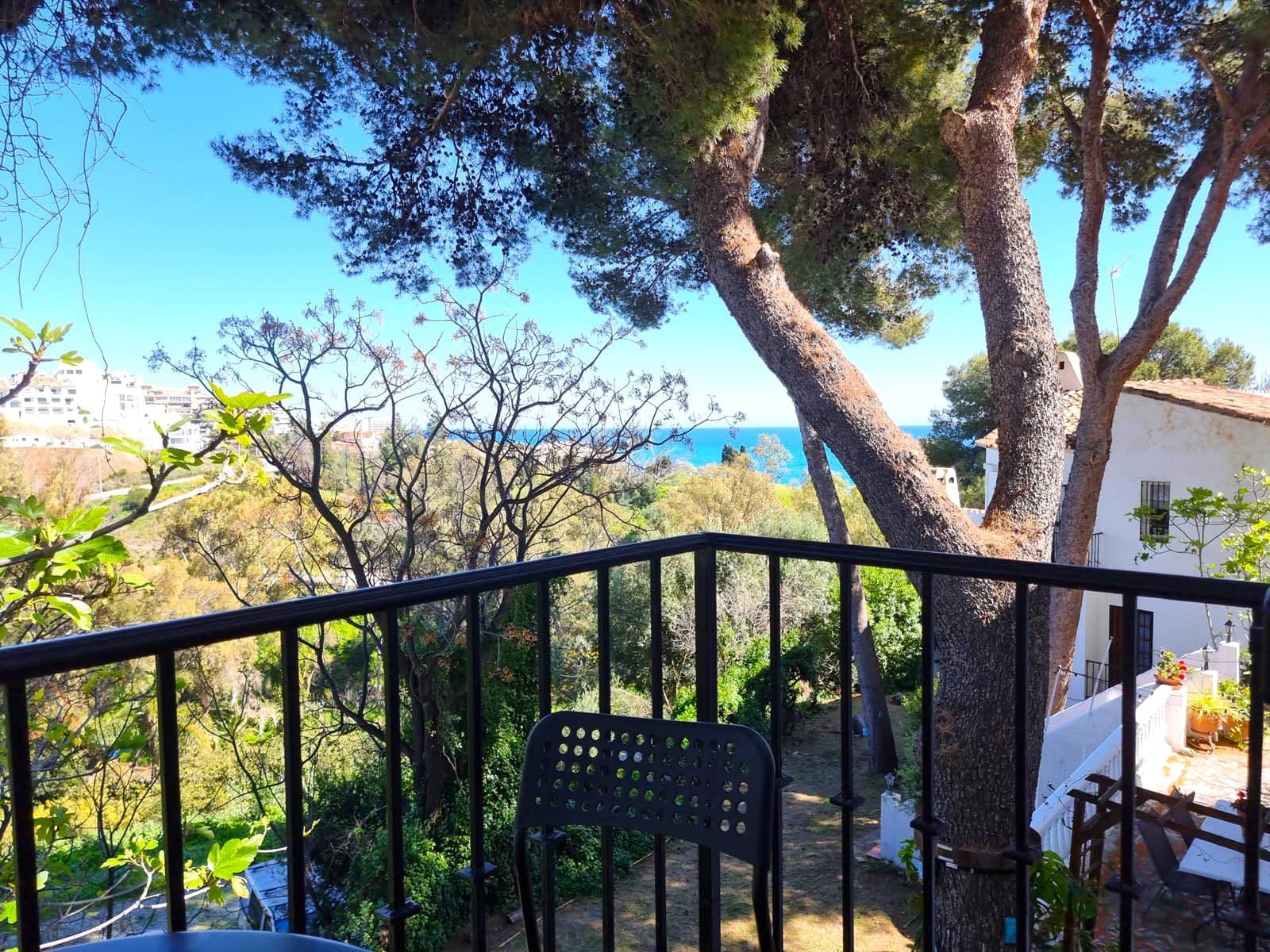 Stijlvol wonen met zeezicht in Benalmádena Gelegen in een charmante Andalusische urbanisatie, combineert deze elegante h