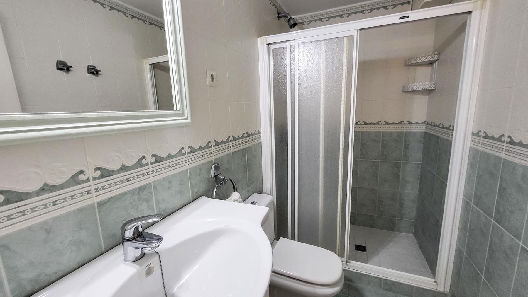 Una oportunidad única para adquirir una villa de 3 dormitorios en el corazón de Fuengirola, a pocos pasos de la playa y de todos los servicios, pero ubicada en una calle tranquila. Esta luminosa y espaciosa casa, llena de luz natural...