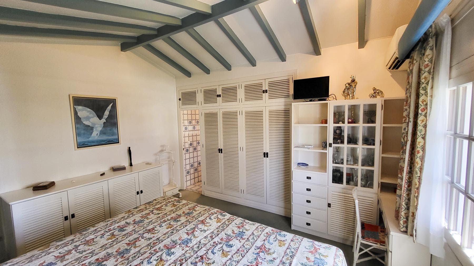Una oportunidad única para adquirir una villa de 3 dormitorios en el corazón de Fuengirola, a pocos pasos de la playa y de todos los servicios, pero ubicada en una calle tranquila. Esta luminosa y espaciosa casa, llena de luz natural...