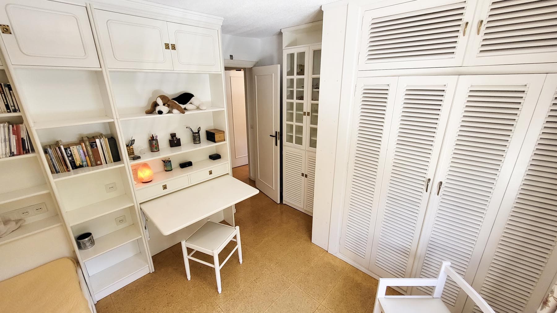 Una oportunidad única para adquirir una villa de 3 dormitorios en el corazón de Fuengirola, a pocos pasos de la playa y de todos los servicios, pero ubicada en una calle tranquila. Esta luminosa y espaciosa casa, llena de luz natural...