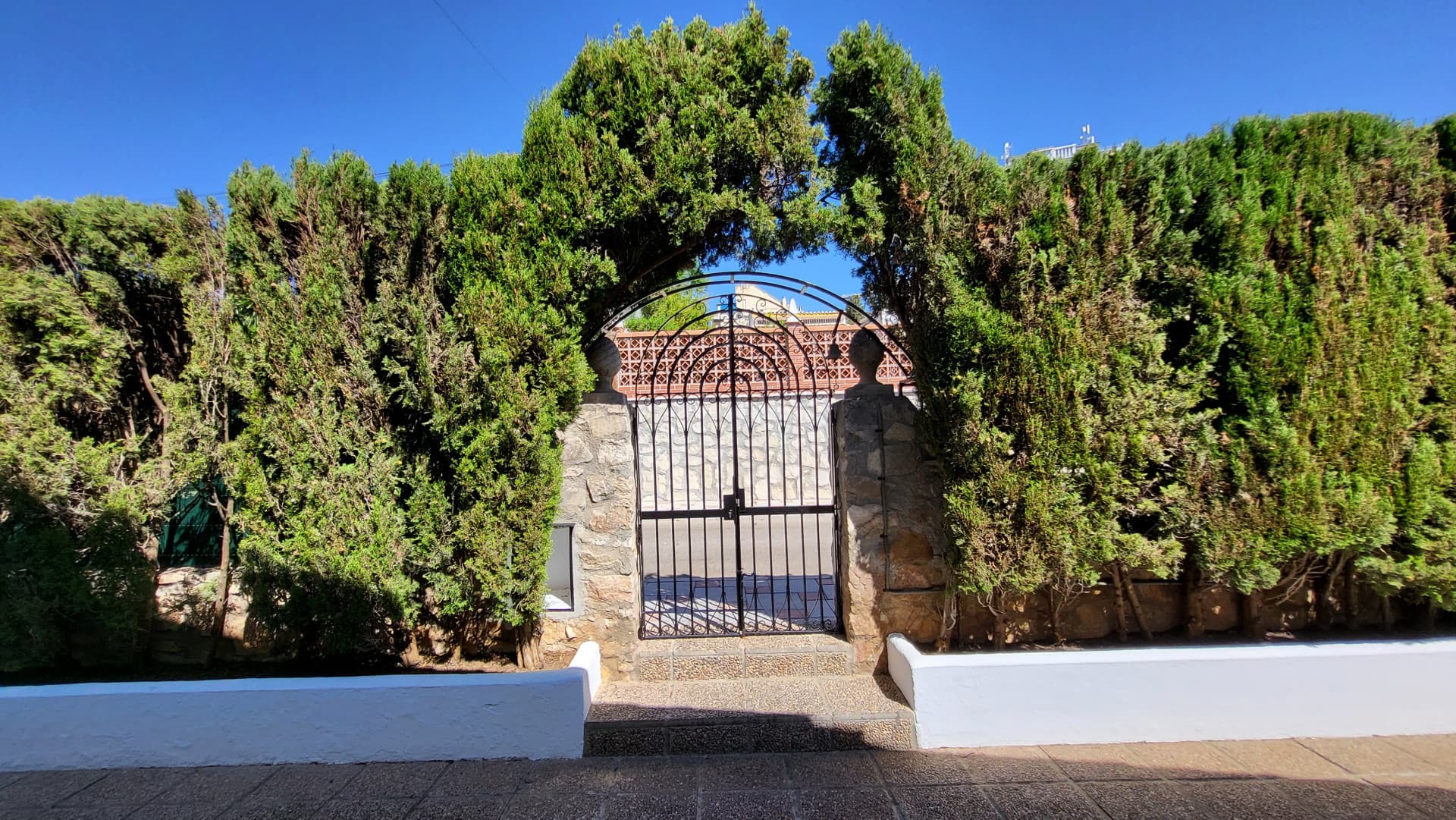 Una oportunidad única para adquirir una villa de 3 dormitorios en el corazón de Fuengirola, a pocos pasos de la playa y de todos los servicios, pero ubicada en una calle tranquila. Esta luminosa y espaciosa casa, llena de luz natural...