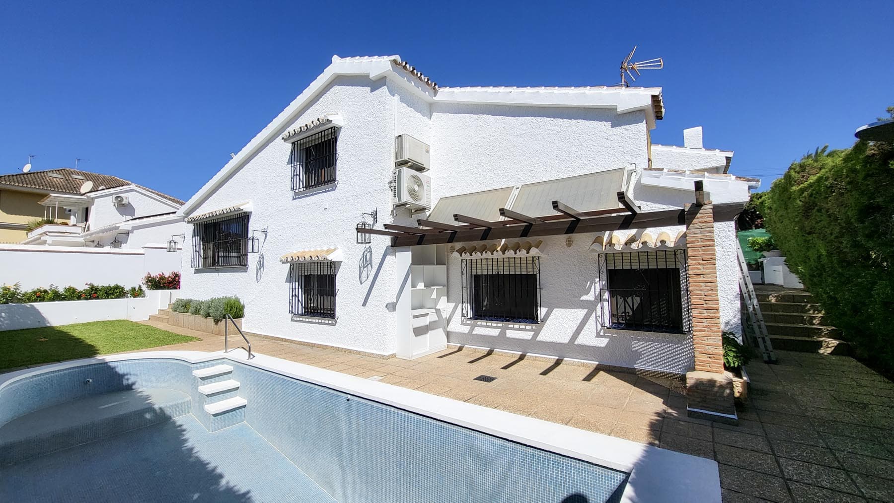 Una oportunidad única para adquirir una villa de 3 dormitorios en el corazón de Fuengirola, a pocos pasos de la playa y de todos los servicios, pero ubicada en una calle tranquila. Esta luminosa y espaciosa casa, llena de luz natural...