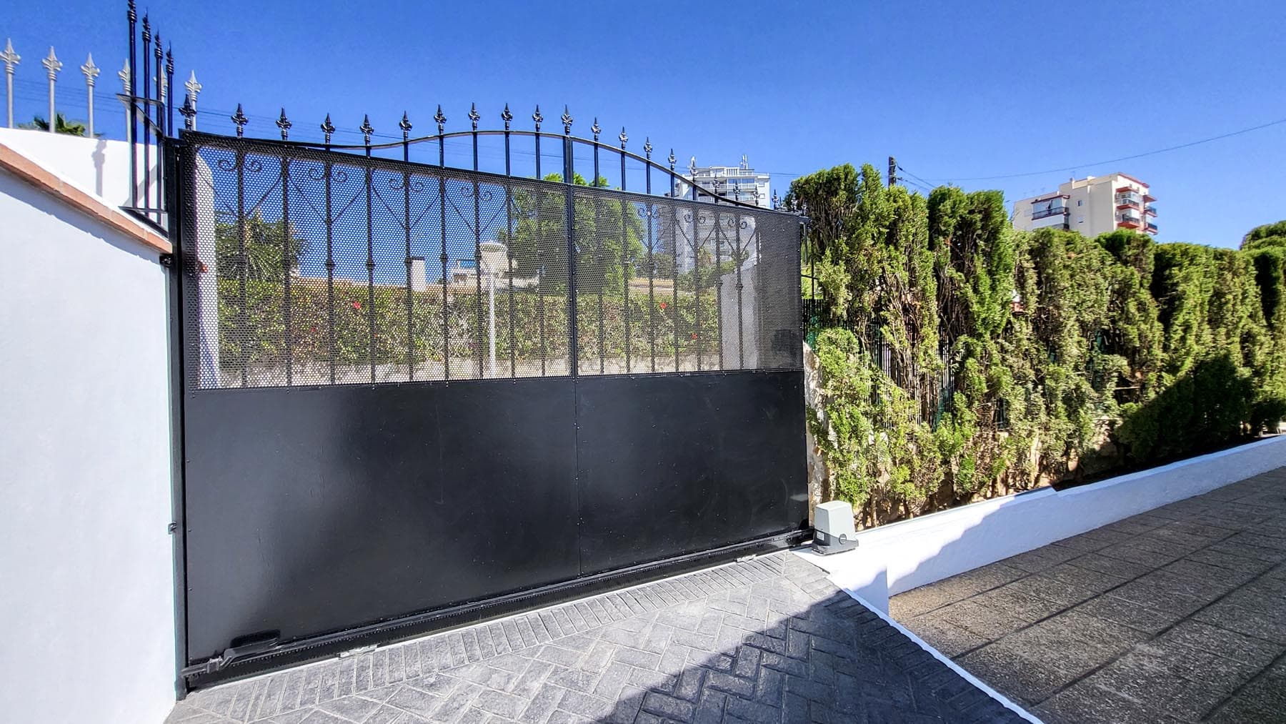 Una oportunidad única para adquirir una villa de 3 dormitorios en el corazón de Fuengirola, a pocos pasos de la playa y de todos los servicios, pero ubicada en una calle tranquila. Esta luminosa y espaciosa casa, llena de luz natural...