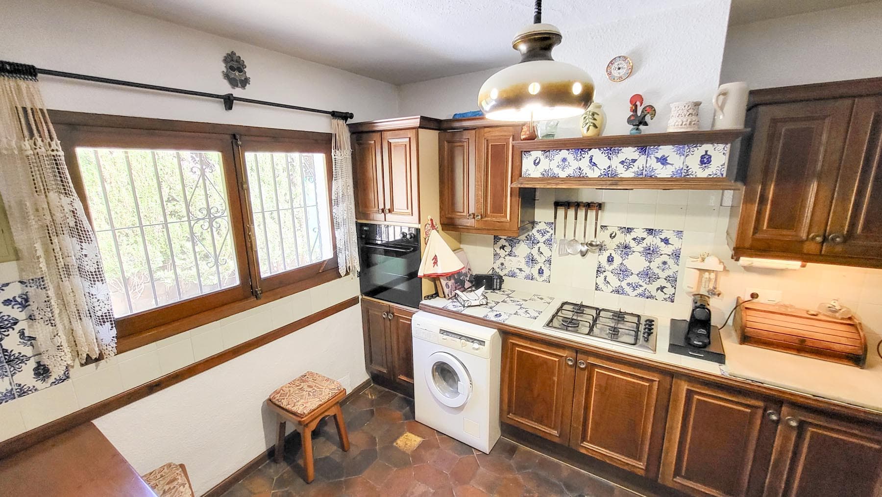 Una oportunidad única para adquirir una villa de 3 dormitorios en el corazón de Fuengirola, a pocos pasos de la playa y de todos los servicios, pero ubicada en una calle tranquila. Esta luminosa y espaciosa casa, llena de luz natural...