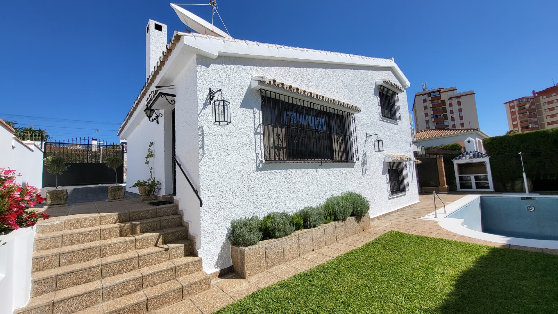 Una oportunidad única para adquirir una villa de 3 dormitorios en el corazón de Fuengirola, a pocos pasos de la playa y de todos los servicios, pero ubicada en una calle tranquila. Esta luminosa y espaciosa casa, llena de luz natural...